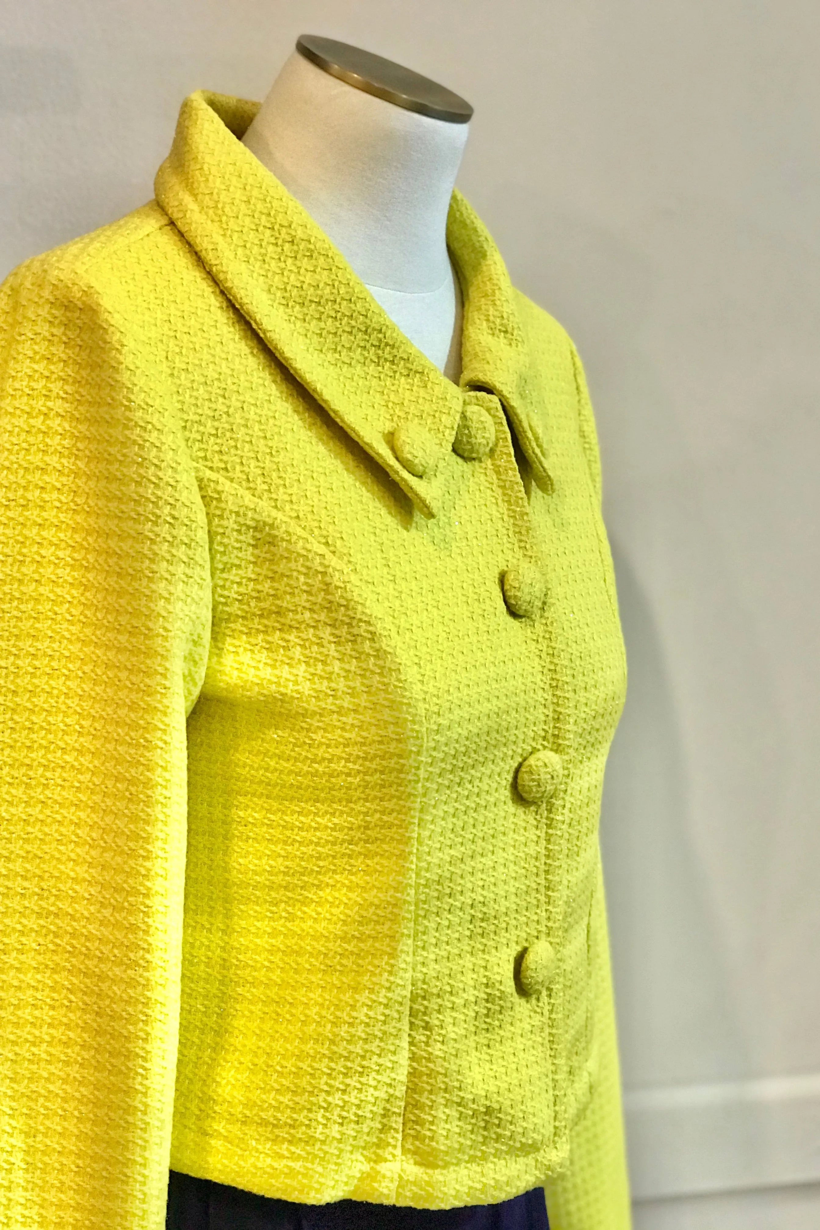 Certainly! Here is an optimized version of your product title with descriptive modifiers:

Chic Womens Lime Green Blazer Jacket - Stylish & Versatile Outerwear

This title highlights the color, intended audience, and the type of clothing, along with its fashionable and versatile attributes.