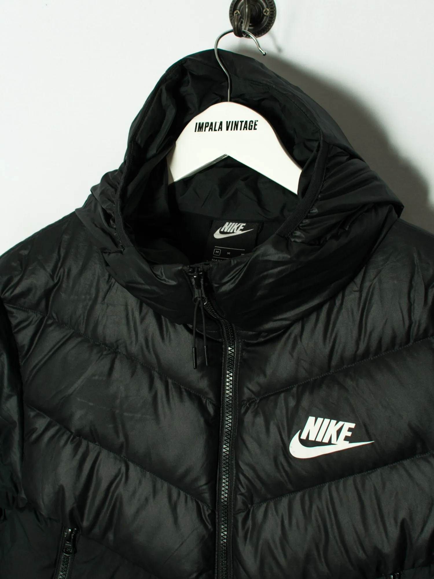 Certainly! To create an optimized title for an e-commerce product like a Nike Puffer Jacket, we should include descriptive modifiers that highlight its features and appeal to potential buyers. Heres a suggestion:

Nike Mens Lightweight Insulated Puffer Jacket - Water-Resistant, Windproof Winter Coat